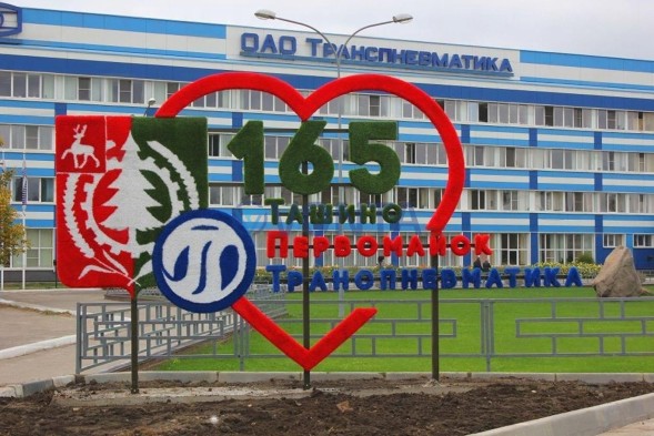 Топиари стела с символикой организации и логотипом — газон Eco