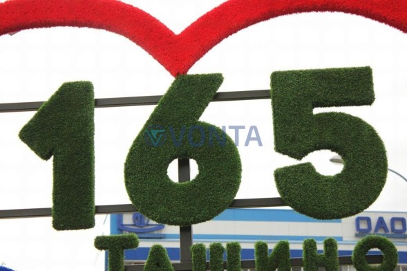 Топиари стела с символикой организации и логотипом — газон Eco