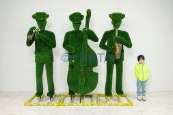 Топиари городской музыкант с контрабасом — газон Eco