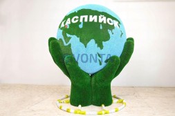 Топиари земной шар в руках, с логотипом, модель 2 — газон Eco +Deluxe