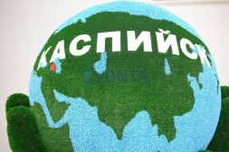 Топиари земной шар в руках, с логотипом, модель 2 — газон Eco +Deluxe