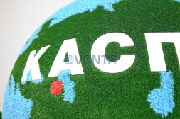 Топиари земной шар в руках, с логотипом, модель 2 — газон Eco +Deluxe