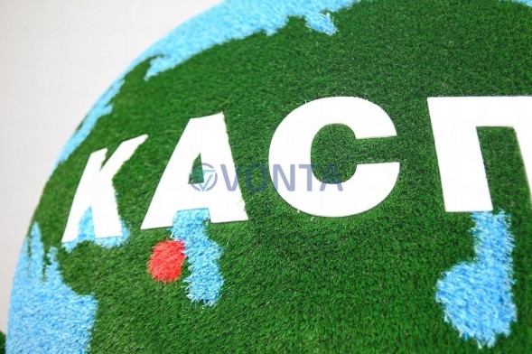 Топиари земной шар в руках, с логотипом, модель 2 — газон Eco +Deluxe