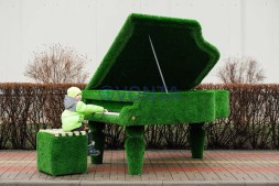 Топиари композиция рояль c логотипом и пуфом — газон Deluxe