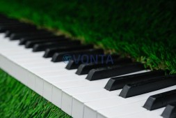 Топиари композиция рояль c логотипом и пуфом — газон Deluxe