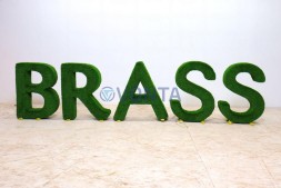 Топиари композиция логотип и буквы BRASS — газон Есо