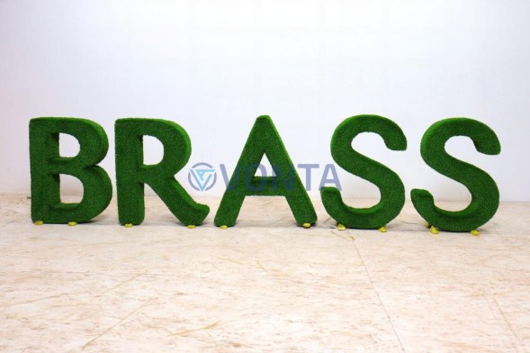 Топиари композиция логотип и буквы BRASS — газон Есо