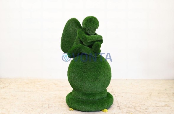 Топиари ангел на шаре — газон Есо