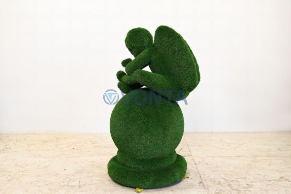 Топиари ангел на шаре — газон Есо