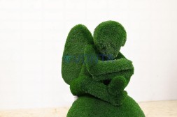 Топиари ангел на шаре — газон Есо