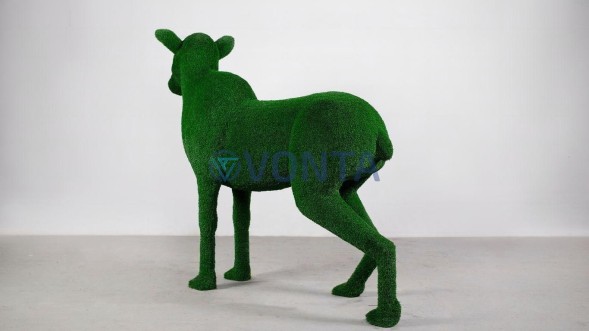 Топиари лосиха Галатея — газон Есо