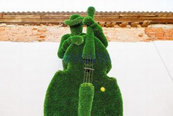 Топиари музыкант, контрабасист Оскар — газон Deluxe