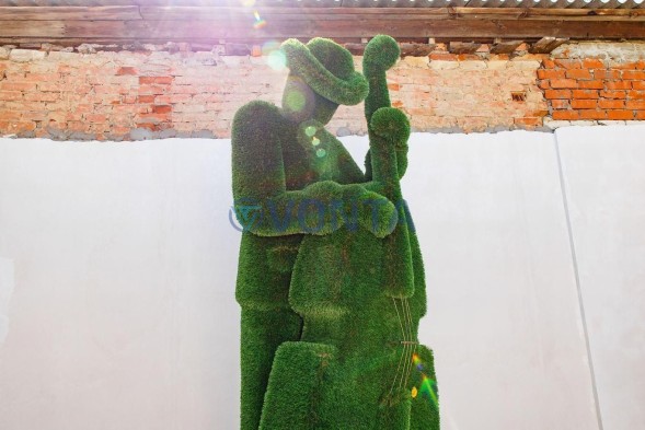 Топиари музыкант, контрабасист Оскар — газон Deluxe