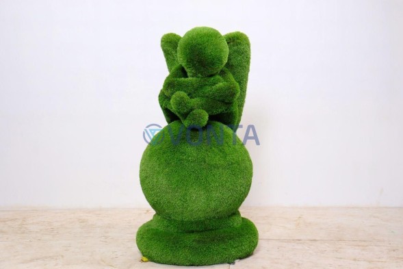 Топиари композиция ангел на шаре — газон Premium