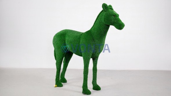 Топиари жеребенок Марс — газон Есо