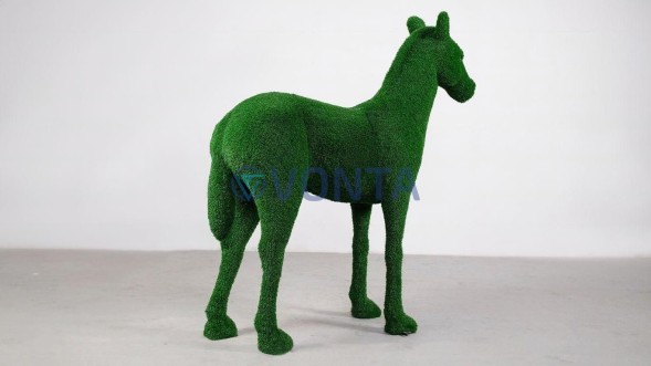 Топиари жеребенок Марс — газон Есо