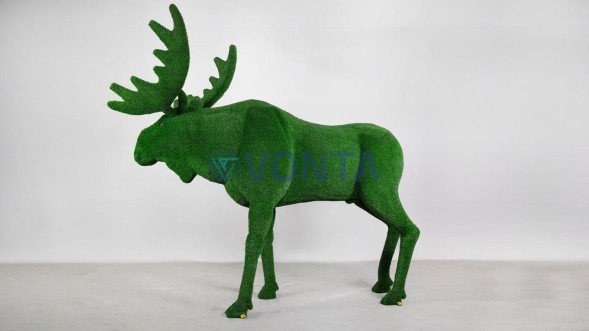 Топиари лось Алкей — газон Есо