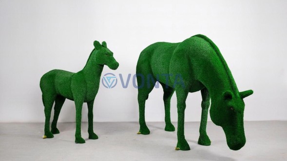 Топиари композиция лошадь Марта и жеребенок Марс — газон Есо