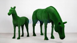 Топиари композиция лошадь Марта и жеребенок Марс — газон Есо