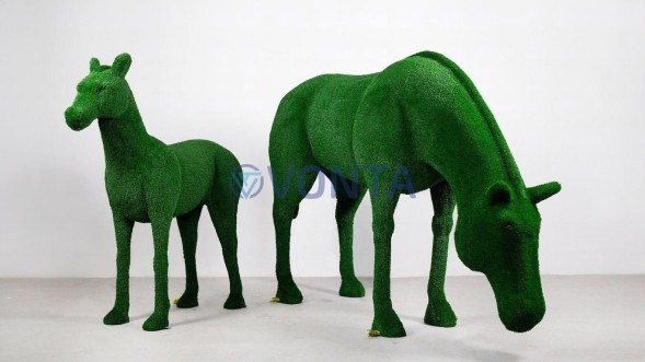 Топиари композиция лошадь Марта и жеребенок Марс — газон Есо