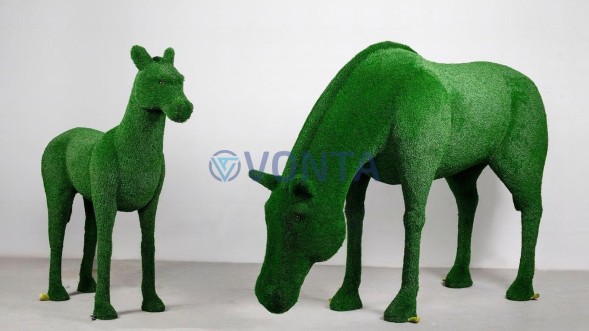 Топиари композиция лошадь Марта и жеребенок Марс — газон Есо