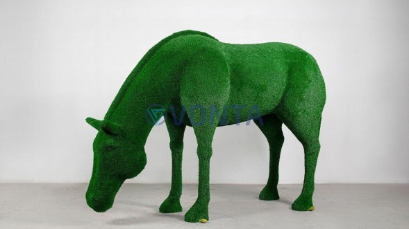 Топиари лошадь Марта — газон Есо