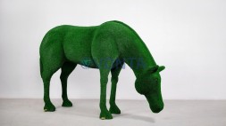 Топиари лошадь Марта — газон Есо