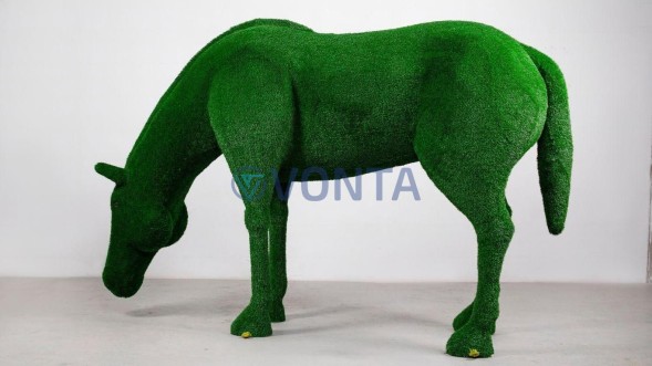 Топиари лошадь Марта — газон Есо