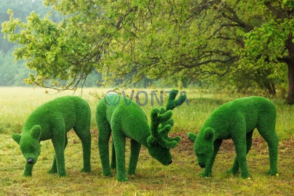 Топиари композиция олени, олень и две самочки — газон Eco Green