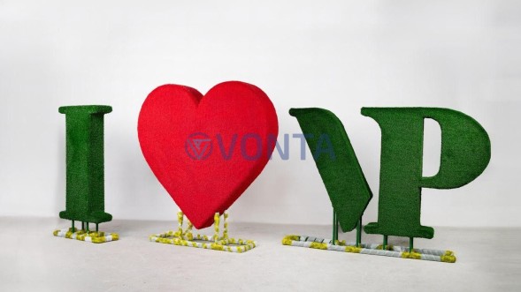 Топиари композиция буквы h=100см, с сердцем h=160 см — газон Есо