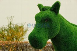 Топиари конь Лари — газон Eco