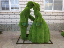 Топиари композиция леди и джентельмен, поцелуй, h=180 см — газон Premium