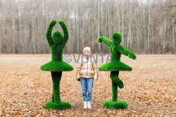 Топиари композиция балерины Мари и Диана — газон Deluxe