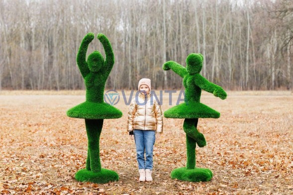 Топиари композиция балерины Мари и Диана — газон Deluxe