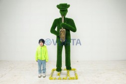 Топиари городской музыкант с саксофоном — газон Eco