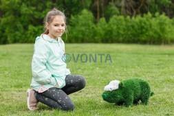 Топиари поросенок в кепке — газон Eco