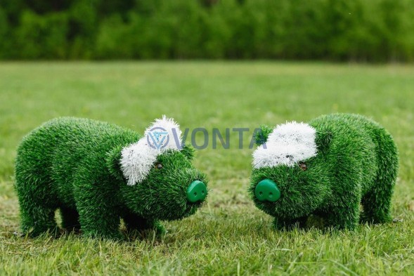 Топиари поросенок в кепке — газон Eco