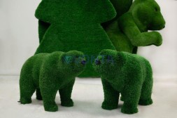 Топиари композиция медведи Стик, братья — газон Deluxe Green + Eco (сравнение газонов)