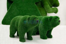 Топиари композиция медведи Стик, братья — газон Deluxe Green + Eco (сравнение газонов)