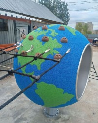 Сферы с канатами и тоннелем