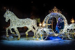 Светодиодная фотозона Королевская карета с Королевскими конями 250 см.
