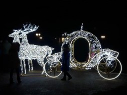 Светодиодная фотозона Карета Золушки с конями 250 см.