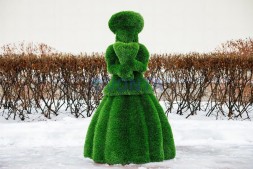 Топиари девочка с букетом — газон Deluxe Green