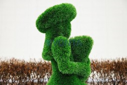 Топиари девочка с букетом — газон Deluxe Green