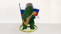 Топиари композиция медведь Патриот — газон Есо