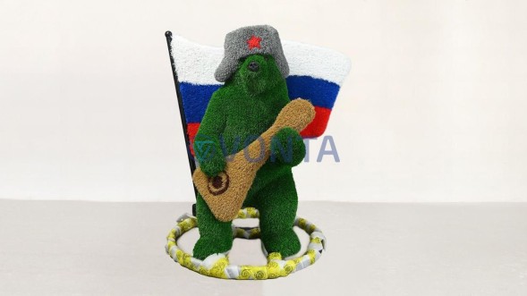 Топиари композиция медведь Патриот — газон Есо