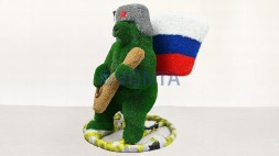 Топиари композиция медведь Патриот — газон Есо