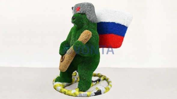 Топиари композиция медведь Патриот — газон Есо