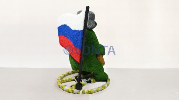 Топиари композиция медведь Патриот — газон Есо