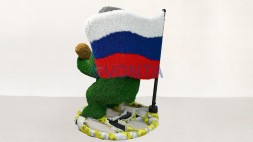 Топиари композиция медведь Патриот — газон Есо